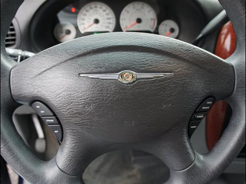 Chrysler Town and Country 2005 photo 2