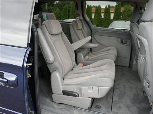 Chrysler Town and Country 2005 photo 3