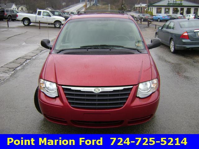Chrysler Town and Country 2005 photo 2