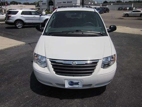 Chrysler Town and Country 2005 photo 2
