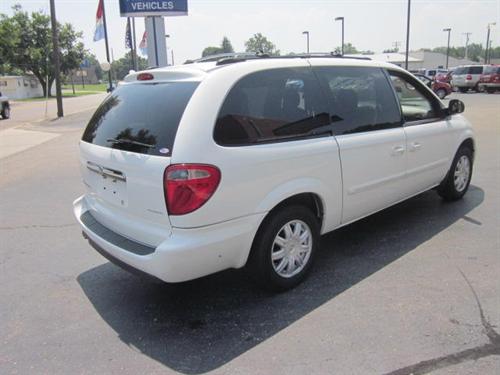 Chrysler Town and Country 2005 photo 3