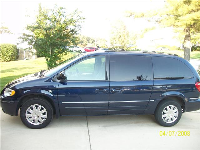 Chrysler Town and Country 2005 photo 1
