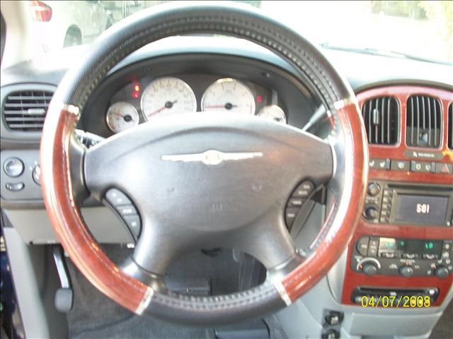Chrysler Town and Country 2005 photo 5