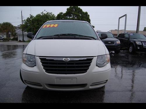 Chrysler Town and Country 2005 photo 1