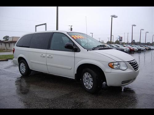 Chrysler Town and Country 2005 photo 2