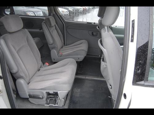 Chrysler Town and Country 2005 photo 5