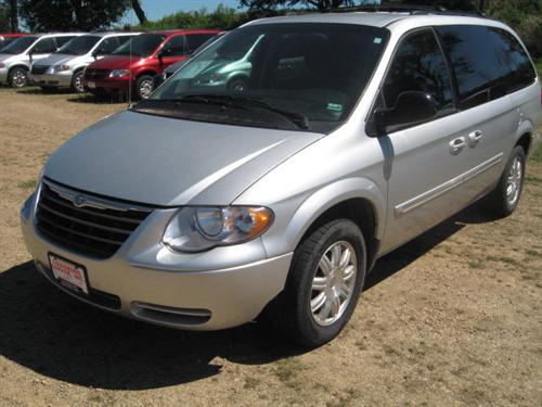 Chrysler Town and Country 2005 photo 1