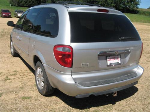 Chrysler Town and Country 2005 photo 2
