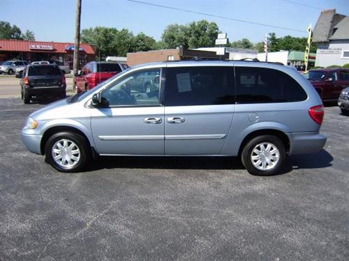 Chrysler Town and Country 2005 photo 1