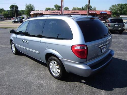 Chrysler Town and Country 2005 photo 2