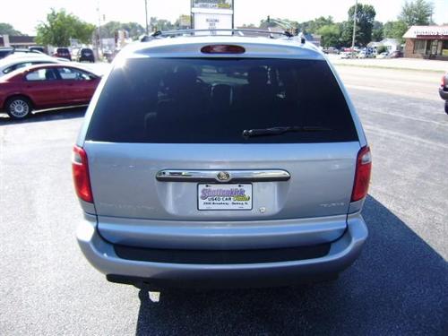 Chrysler Town and Country 2005 photo 3