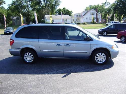 Chrysler Town and Country 2005 photo 4
