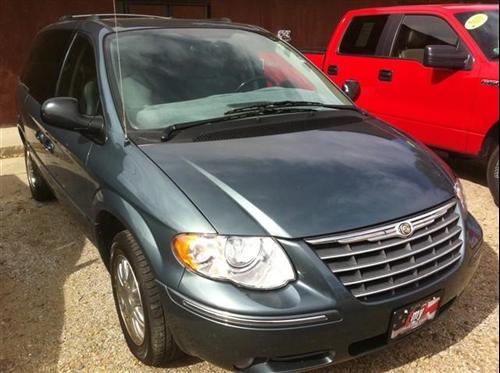 Chrysler Town and Country 2005 photo 1