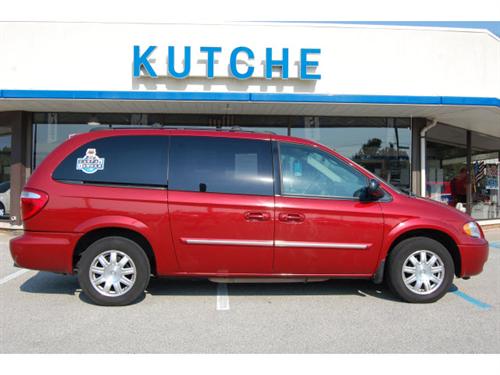 Chrysler Town and Country 2005 photo 1