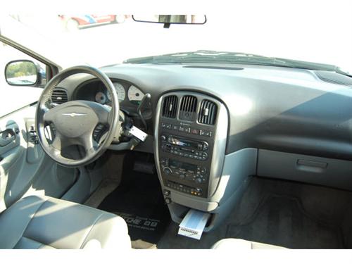 Chrysler Town and Country 2005 photo 2