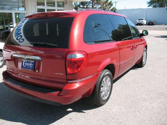 Chrysler Town and Country 2005 photo 1