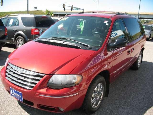 Chrysler Town and Country 2005 photo 2