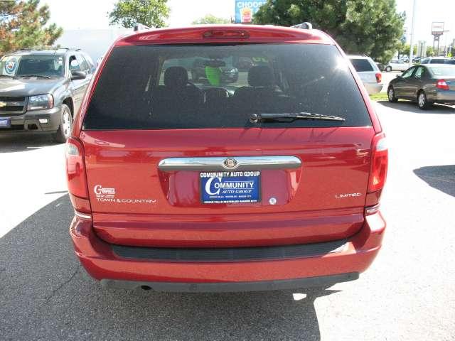 Chrysler Town and Country 2005 photo 5