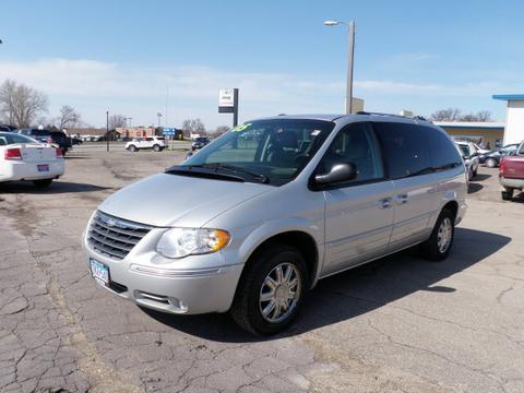 Chrysler Town and Country 2005 photo 2