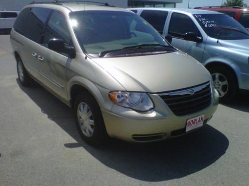 Chrysler Town and Country 2005 photo 1