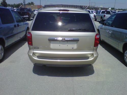 Chrysler Town and Country 2005 photo 2