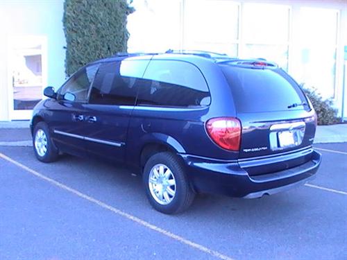 Chrysler Town and Country 2005 photo 1