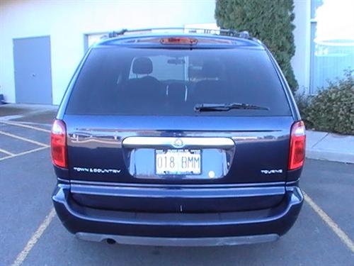 Chrysler Town and Country 2005 photo 2