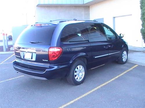Chrysler Town and Country 2005 photo 3