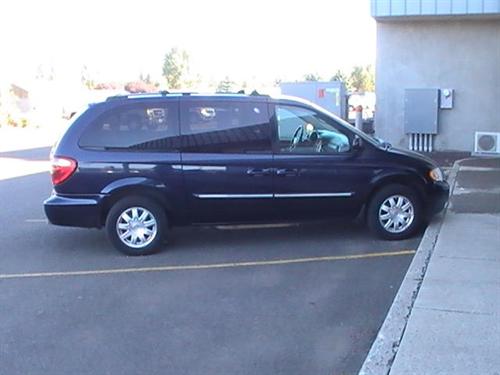 Chrysler Town and Country 2005 photo 4