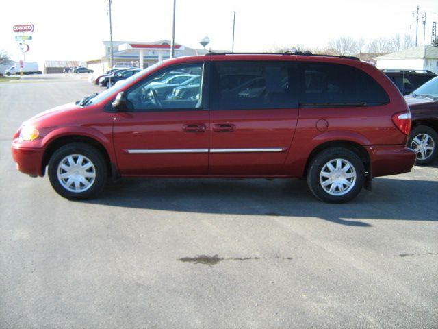 Chrysler Town and Country 2005 photo 1