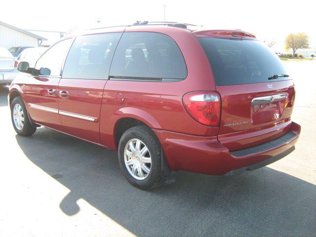 Chrysler Town and Country 2005 photo 2