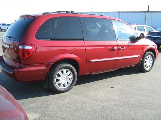 Chrysler Town and Country 2005 photo 3