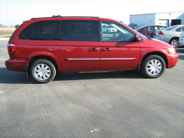 Chrysler Town and Country 2005 photo 4
