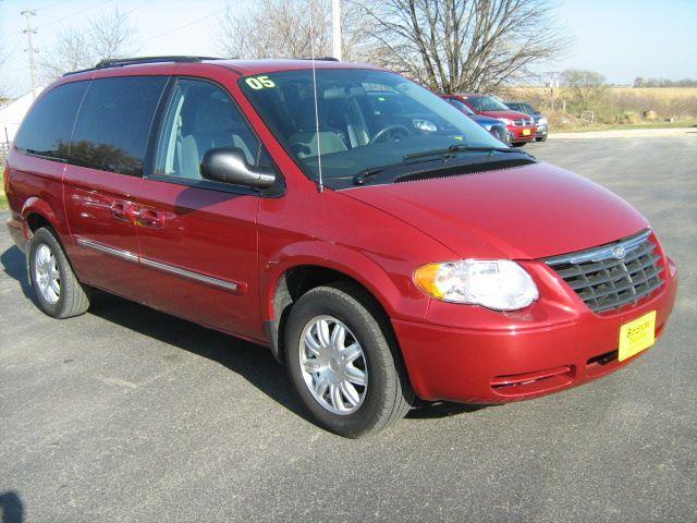 Chrysler Town and Country 2005 photo 5