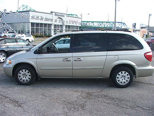 Chrysler Town and Country 2005 photo 1
