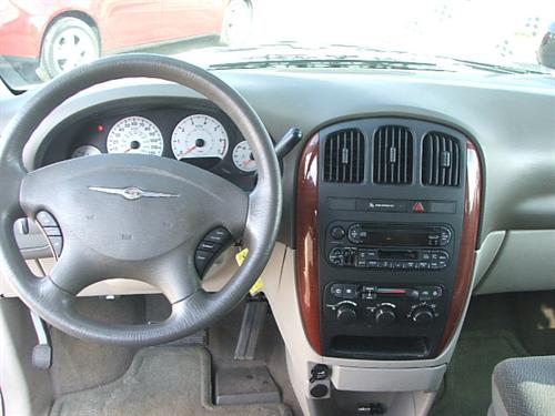 Chrysler Town and Country 2005 photo 2