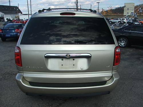 Chrysler Town and Country 2005 photo 3
