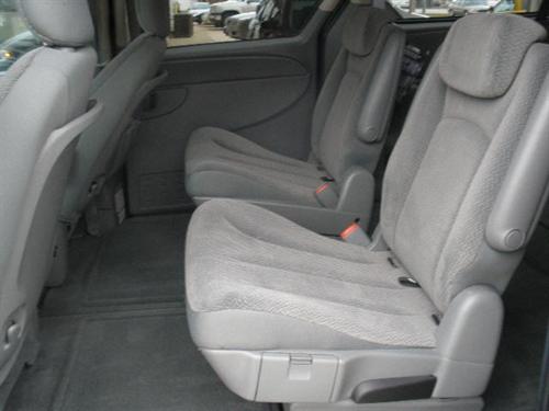 Chrysler Town and Country 2005 photo 2