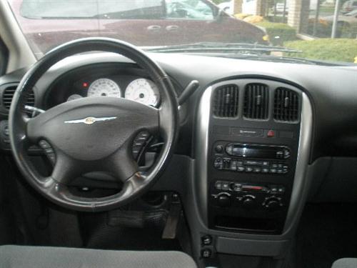 Chrysler Town and Country 2005 photo 4