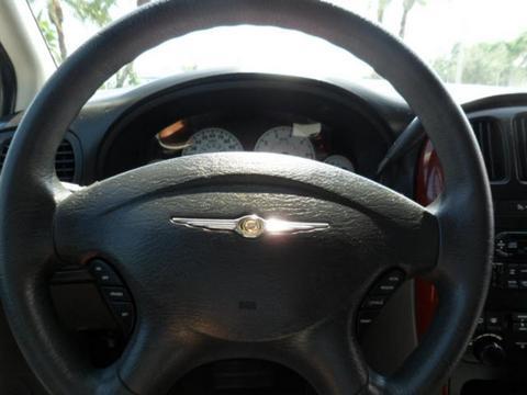 Chrysler Town and Country 2005 photo 2
