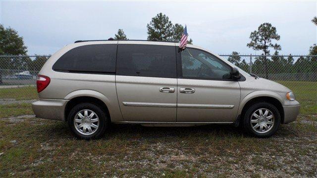 Chrysler Town and Country 2005 photo 1