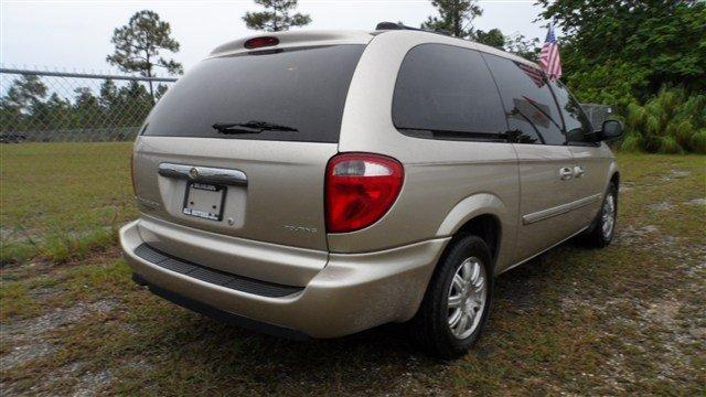 Chrysler Town and Country 2005 photo 2