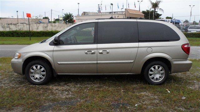 Chrysler Town and Country 2005 photo 3