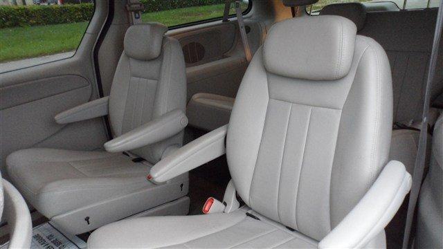 Chrysler Town and Country 2005 photo 4