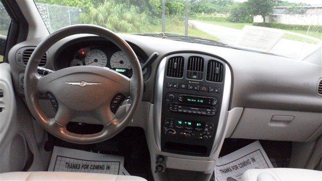 Chrysler Town and Country 2005 photo 5