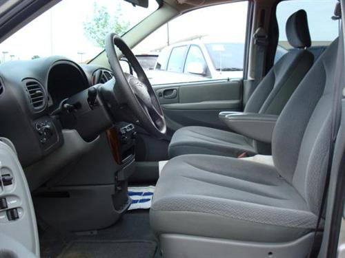 Chrysler Town and Country 2005 photo 1