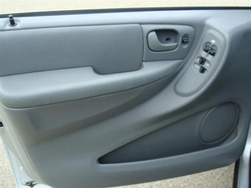 Chrysler Town and Country 2005 photo 2