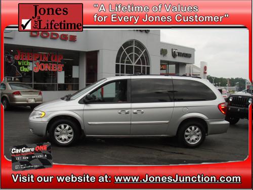 Chrysler Town and Country 2005 photo 1