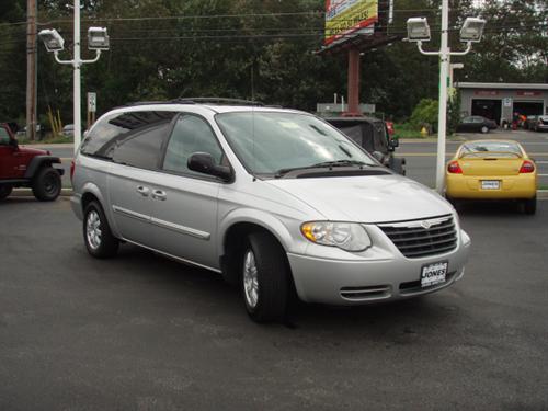 Chrysler Town and Country 2005 photo 2