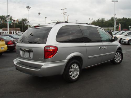 Chrysler Town and Country 2005 photo 4